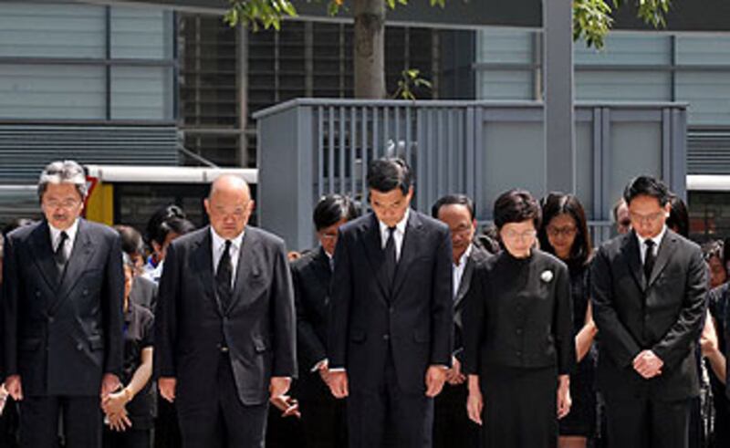 香港行政長官梁振英10月4日正午12時,在添馬政府總部的東翼前地率領各主要官員默哀三分鐘,悼念南丫島撞船事故的遇難者。 (相片由香港政府新聞處提供)