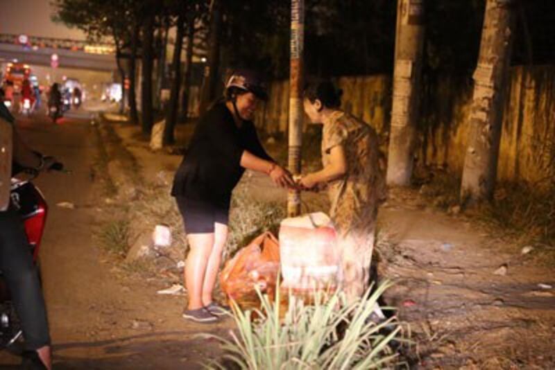 Trao chút quà Tết cho người nghèo trên phố.