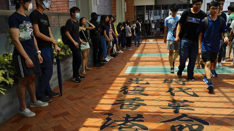 2019年9月9日,香港抗议者在地上写下“光复香港,时代革命”的抗议标语。(美联社)