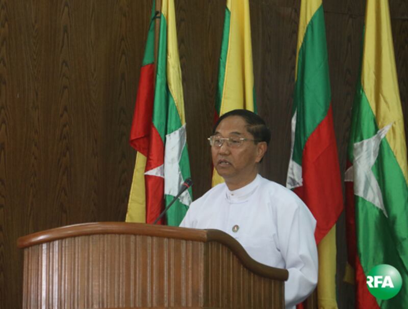 တပ်မတော်သား လွှတ်တော်ကိုယ်စားလှယ်တွေက ဒုတိယသမ္မတအဖြစ် တင်မြှောက်မယ့် လက်ရှိရန်ကုန်တိုင်း ဝန်ကြီးချုပ် ဦးမြင့်ဆွေ ကို တွေ့ရစဉ်