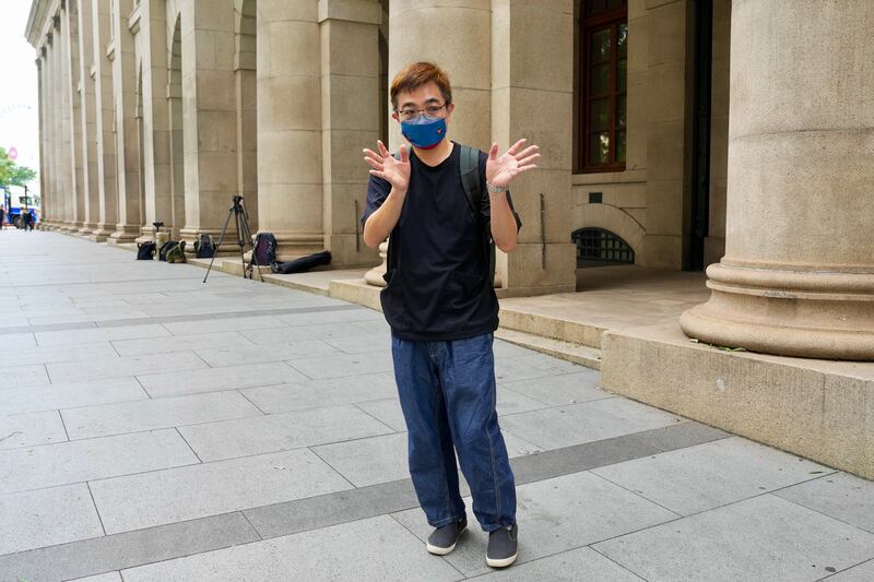 上訴申請人之一的麥德正在散庭後接受傳媒訪問時指，港府是有意把遊行示威集會的權利不斷剝奪。（吳婷康攝）