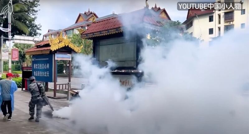 网络视频披露云南爆发登革热疫情,工作人员在街区大规模消杀。(翻摄自YouTube中国小人物)