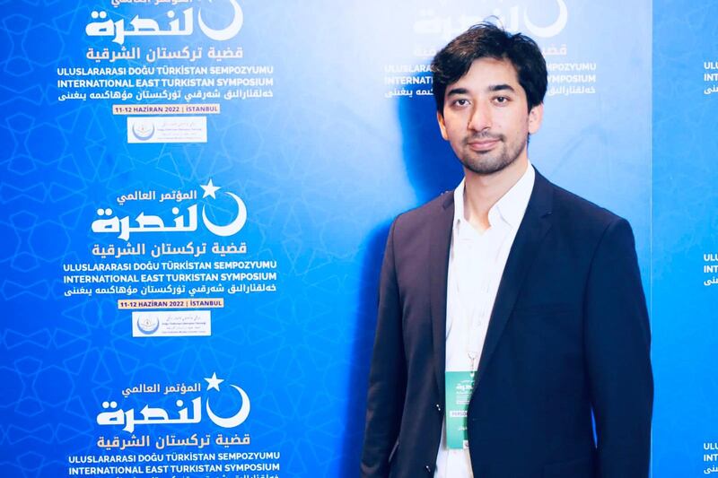 ئىستانبۇلدىكى شەرقىي تۈركىستان ياشلار مەركىزى (شەرقىي تۈركىستان سالامەتلىكنى ئەسلىگە كەلتۈرۈش مەركىزى) نىڭ مەسئۇلى ئابدۇسەمى خوتەن نامايىشقا قاتناشقان ۋاقىتتىكى سۈرەت. 2023-يىلى، ئىستانبۇل