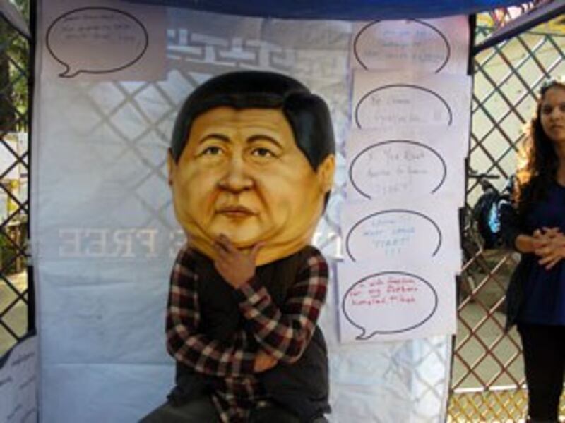 图片：达兰萨拉西藏组织以行动剧向习近平表达诉求。（记者丹珍拍摄）