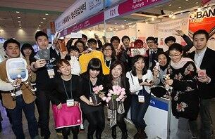 서울 강남구 삼성동 코엑스에서 열린 '서울국제 판촉물, 선물 및 홈웨어전(SIPREMIUM 2012)' 서울시 청년창업센터 부스에서 청년창업자들이 자신들의 제품을 들고 파이팅을 외치고 있다.