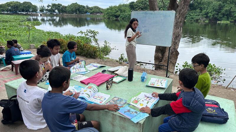 မန္တလေးတိုင်း၊ ချမ်းမြသာစည်မြို့နယ်၊ ကန်တော်ကြီး အရှေ့ဘက် ကန်ပတ်လမ်းနံဘေးတွင် သင်ကြားပေးနေသည့် အခမဲ့ စာသင်ဝိုင်းတစ်ခုကို ၂၀၂၄ ခုနှစ်၊ နိုဝင်ဘာလ ၂၀ ရက်နေ့တွင် တွေ့ရစဉ်။ (Photo: RFA)