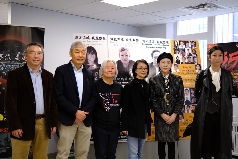 吳溫溫(左三)表示,今年是35年來,首次面對23條立法後的六四晚會。但她認為,即使有恐懼,港人更加出席「企硬」表態。(胡彗藍 攝)
