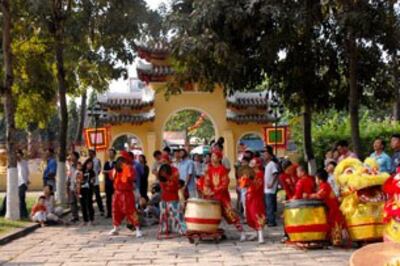 Ban nghi lễ trước cổng Lăng Ông Bà Chiểu