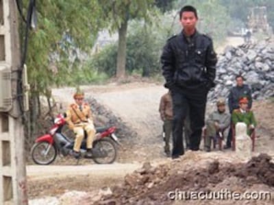 Công an, an ninh tại Đồng Chiêm. Photo courtesy dcctvn.net