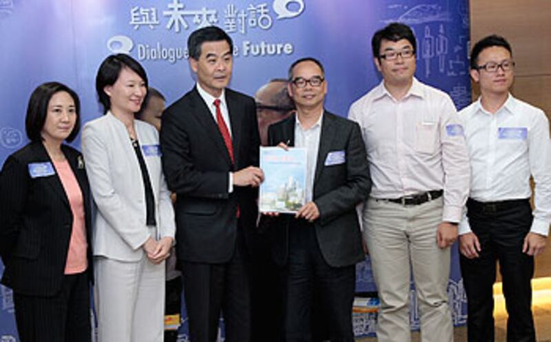 候任特首梁振英因“僭建”而遭到各界質疑。圖片上是6月25日他參加民建聯舉辦“與未來對話”座談會時和民建聯副主席劉江華、李慧和常委葛珮帆等會員合影。（民建聯提供）