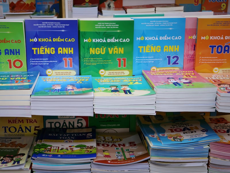 Đổi sách giáo khoa: Hai thời kỳ, hai lần thay đổi