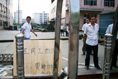 图片：深圳贾斯特五金塑胶公司数百工人由星期一开始以堵厂门方式，阻止工厂外迁，要求支付工人工资、给予经济补偿。（民生观察提供）