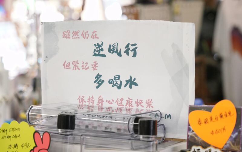市集售賣的商品多元化，包括水樽。（石頭 攝）