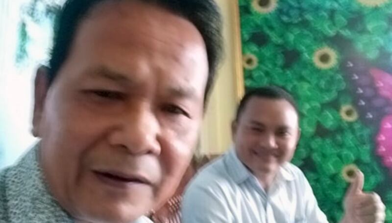 ​មន្ត្រី​សម្របសម្រួល​សមាគម​ការពារ​សិទ្ធិមនុស្ស​អាដហុក (Adhoc) លោក យិន ម៉េងលី (ឆ្វេង) និង​មន្ត្រីប៉ូលិស​ផ្នែក​សន្តិសុខ​នៃ​ស្នងការដ្ឋាន​នគរបាល​ខេត្តបាត់ដំបង លោក អ៊ុំ សំ (​ស្ដាំ​ដៃ​)។