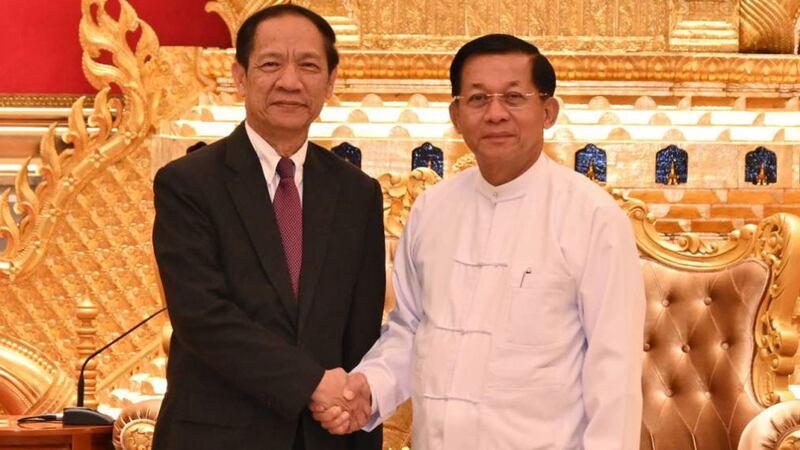 စစ်ကောင်စီခေါင်းဆောင် ဗိုလ်ချုပ်မှူးကြီး မင်းအောင်လှိုင်နှင့် မြန်မာနိုင်ငံဆိုင်ရာ အာဆီယံအထူးကိုယ်စားလှယ် Alounkeo Kittikhoun တို့ ၂၀၂၄ ခုနှစ် ဇန်နဝါရီလ ၁၀ ရက်နေ့က နေပြည်တော်တွင် တွေ့ဆုံခဲ့စဉ်။