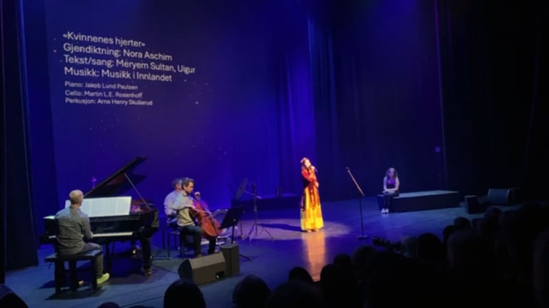 نورۋېگىيەنىڭ لىللەخاممېر(Lillehammer) شەھىرىدە، ئۆتكۈزۈلگەن نورۋېگىيە ئەدەبىيات بايرىمى (Norsk Litterature festival) دا نورۋېگىيەدىكى چاغاتاي تىلى تەتقىقاتچىسى ۋە ياش پائالىيەتچى مەريەم سۇلتان «ئاياللار قەلبى» دېگەن ناخشىنى ئېيتىۋاتقان كۆرۈنۈش. 2024-يىلى 27-ماي، لىللەخاممېر