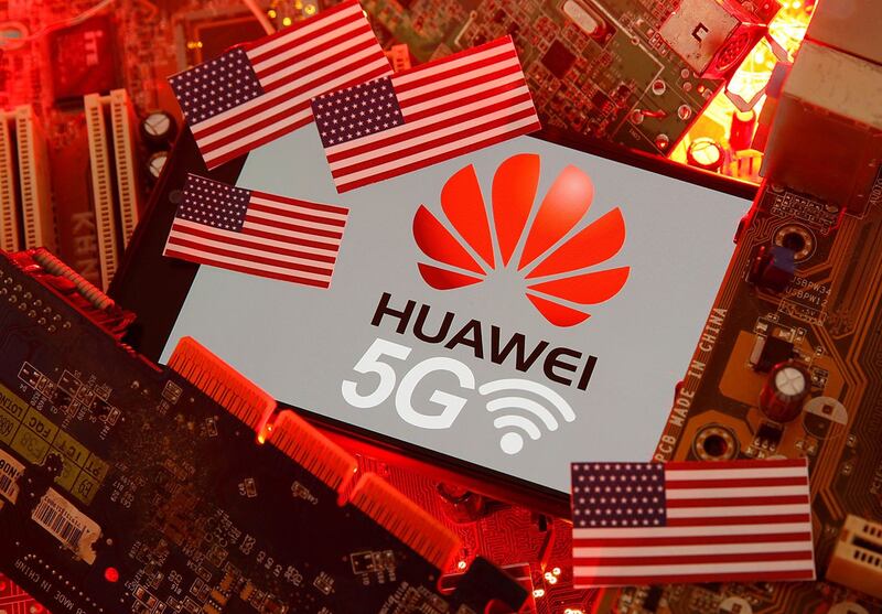 资料图片：PC 主板，美国国旗和华为5G 网络标志的智能手机。（路透社）