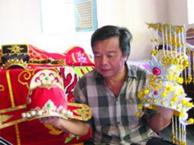 Một nghệ sĩ chăm chút những phục trang cho nền nghệ thuật e rằng đang mai một- photo conhacvietnam.com