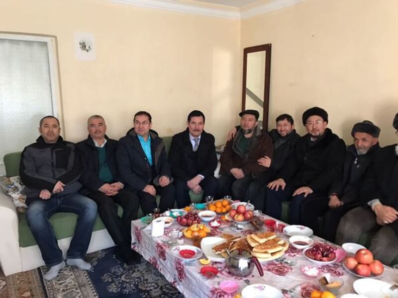 د ئۇ ق ھەيئىتى قەيسەرىدىكى مۇساپىر ئۇيغۇرلاردىن ھال سورىماقتا