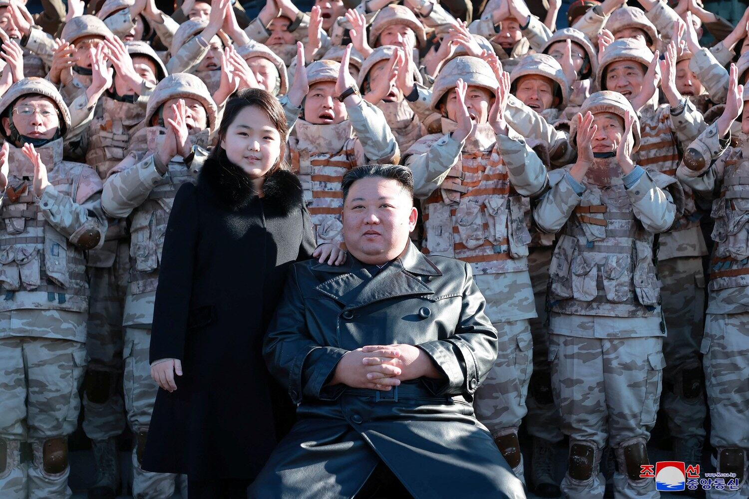 김정은 북한 국무위원장과 딸이 지난달 화성-17형 대륙간탄도미사일 시험발사 관련 인원들과 기념촬영을 하고 있다.