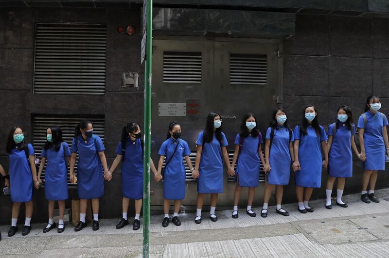 2019年9月9日，香港抗议者手拉手组成人墙。（美联社）