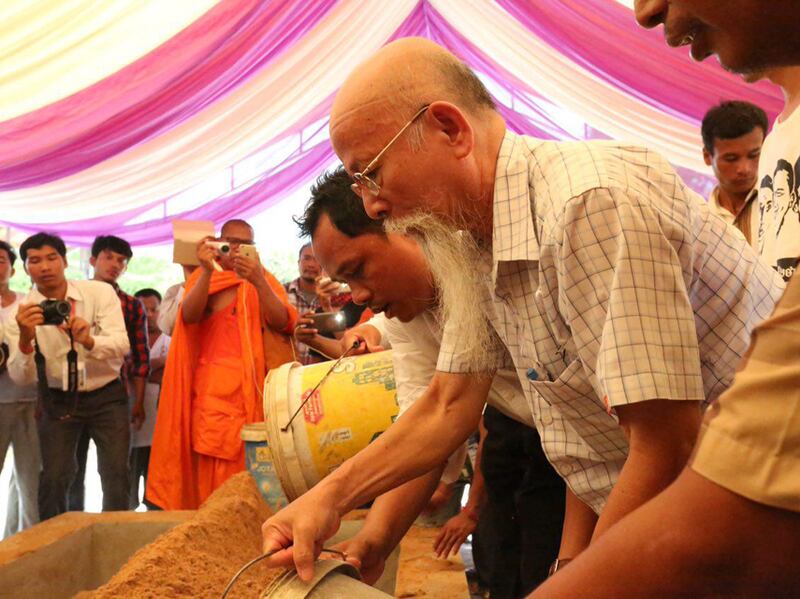 លោក​បណ្ឌិត ឡៅ ម៉ុងហៃ ចូលរួម​ពិធី​បញ្ចុះ​សព​លោក​បណ្ឌិត កែម ឡី នៅ​ភូមិ​អង្គតាកុប ឃុំ​លាយបូរ ស្រុក​ត្រាំកក់ ខេត្ត​តាកែវ នៅ​ថ្ងៃ​ទី​២៥ ខែ​កក្កដា ឆ្នាំ​២០១៦។ RFA/Brach Chev