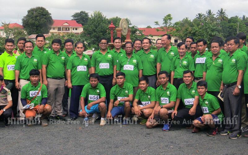 អ្នក​ចូល​រួម​រត់​ប្រណាំង​ម៉ារ៉ាតុង ​ក្នុង​ទិវា​បរិស្ថាន​ជាតិ និង​ពិភពលោក​នៅ​មាត់​បឹង​កន្សែង ក្រុង​បានលុង ខេត្ត​រតនគិរី នៅ​ថ្ងៃ​ទី​២៣ ខែ​មិថុនា ឆ្នាំ​២០១៧។ RFA/Ratha Visal