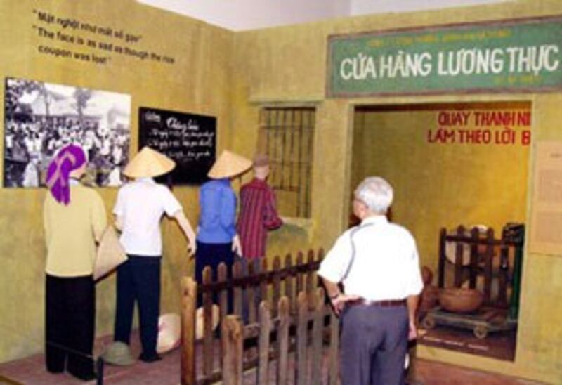 Tại cuộc triển lãm Thời bao cấp diễn ra ở Bảo tàng Dân tộc học VN năm 2006, một người đàn ông xem và hồi tưởng những ngày ông cũng phải xếp hàng đong gạo.