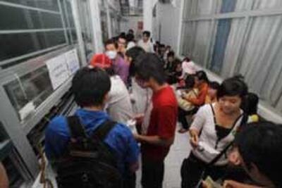 Sinh viên đang đóng học phí tại Trường đại học Hồng Bàng. Photo courtesy of vietnamcentrepoint.edu.vn