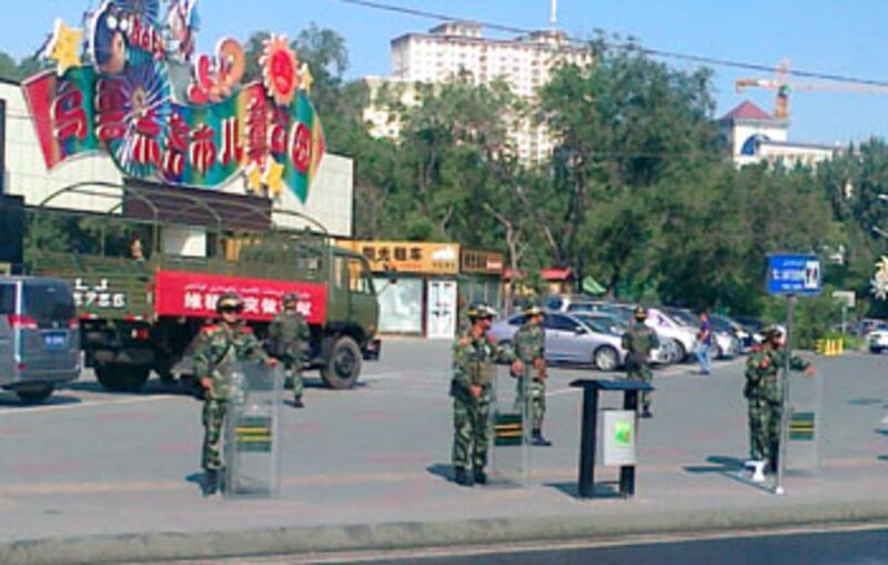 烏魯木齊沙依巴克區兒童樂園外，大批手持盾牌及戴頭盔的武警戒備，軍用卡車停在旁邊。（現場人士提供）