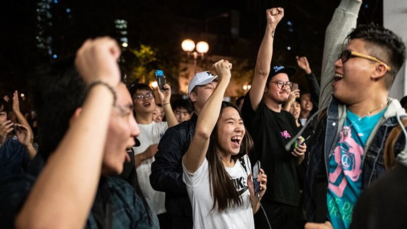 2019年11月24日,香港部分选民庆祝民主派在区议会选举中获胜。(法新社)