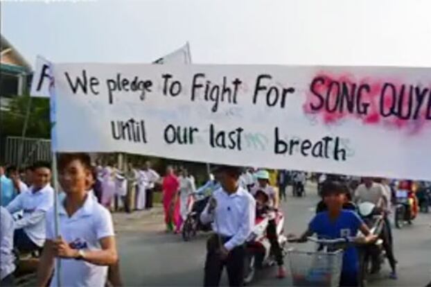 Hôm Chủ nhật 18/9/2016, nhiều người dân Kỳ Anh, Hà Tĩnh, tuần hành phản đối việc công ty Formosa xả thải xuống sông Quyền.