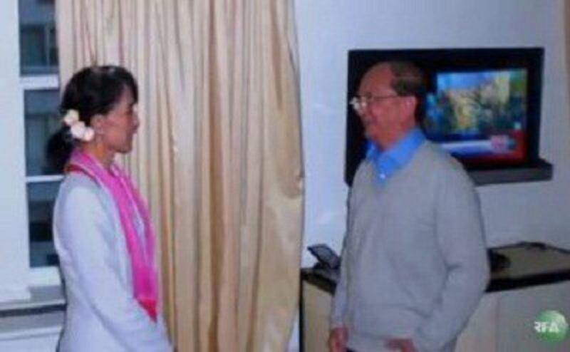 Burmese President Thein Sein and opposition leader Aung San Suu Kyi meet in New York, Sept. 25, 2012.