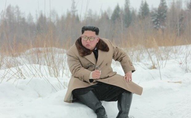 김정은 북한 국무위원장이 군 간부들과 함께 군마를 타고 백두산에 올랐다고 조선중앙TV가 4일 보도했다. 사진은 중앙TV가 공개한 것으로, 눈밭에 주저앉아 있는 김 위원장의 오른 손에 담배가 들려 있다.