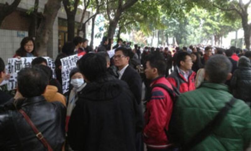 1月9日，數百名響應網上號召的各地民眾，連續第三天到南周位於廣州辦事處外聚集聲援。（網友小彪提供）