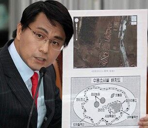 한나라당 윤상현 의원이 국회에서 열린 통일부 국정감사에서 통일부로부터 받은 북 정치범 수용소 위성사진을 공개하며 북한의 인권문제를 비판하고 있다.