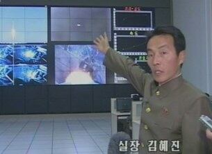 로켓 관련 과학자로 추정되는 김혜진 실장이 지난해 12월 은하 3호 발사상황에 대해 설명하고 있다.