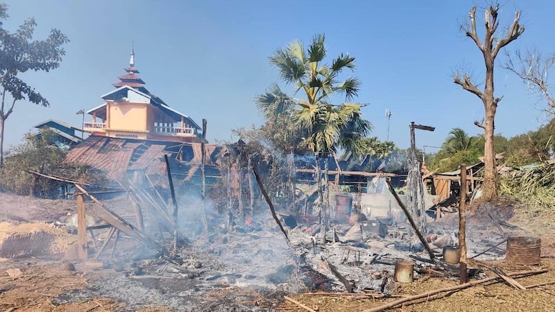 လေကြောင်းတိုက်ခိုက်မှုကြောင့် ပျက်စီးသွားသည့် မြိုင်မြို့နယ်၊ ဆုံကုန်းရွာရှိ အဆောက်အအုံတချို့အား ၂၀၂၅ ခုနှစ်၊ ဖေဖော်ဝါရီလ ၂၅ ရက်နေ့က တွေ့ရစဥ်။ (Photo: Facebook/ Red Peacock)