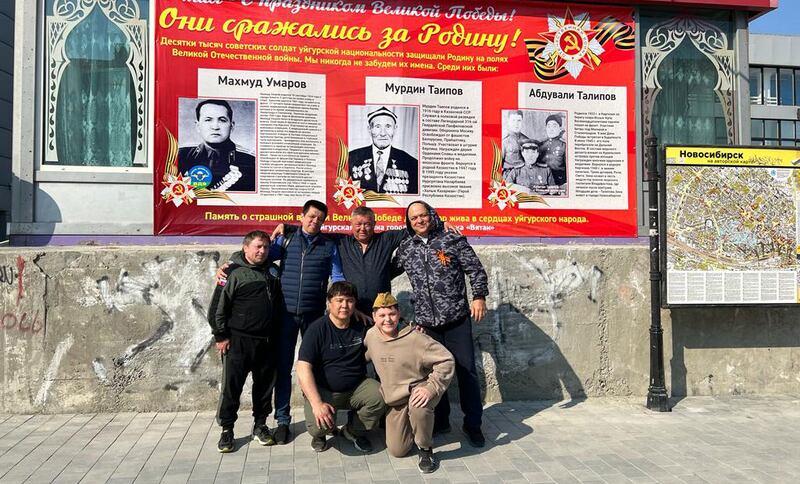 ناتسىستلار گېرمانىيەسىگە قارشى ئۇرۇشتا قۇربان بولغان قېرىنداشلىرىنى خاتىرىلەپ، خىزمەت كۆرسەتكەنلەرگە ھۆرمەت بىلدۈرۈپ ئۆتكۈزۈلگەن پائالىيەتتە ۋەتەن جامائىتىنىڭ باشچىسى ھامىت تاھتىيەۋ بىر توپ سەپلەشلىرى بىلەن. 2024-يىلى 9-ماي، نوۋوسىبىرسك، رۇسىيە.