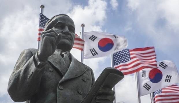 경기도 파주시 임진각 미군참전기념비에서 해리 트루먼 미국 대통령 동상 너머로 태극기와 성조기가 강풍에 펄럭이고 있다. 트루먼 대통령은 한국전쟁 당시 유엔군을 조직해 미군 파병을 결정한 바있다.