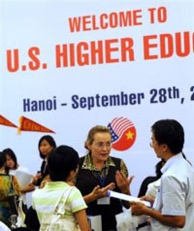 Sinh viên, học sinh VN tìm hiểu về du học tại một hội chợ du học tổ chức ở Hà Nội năm 2009. AFP photo/Hoang Dinh Nam.