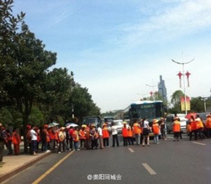 图片： 贵阳市的清洁工人堵路抗议。 （新浪微博/记者乔龙）