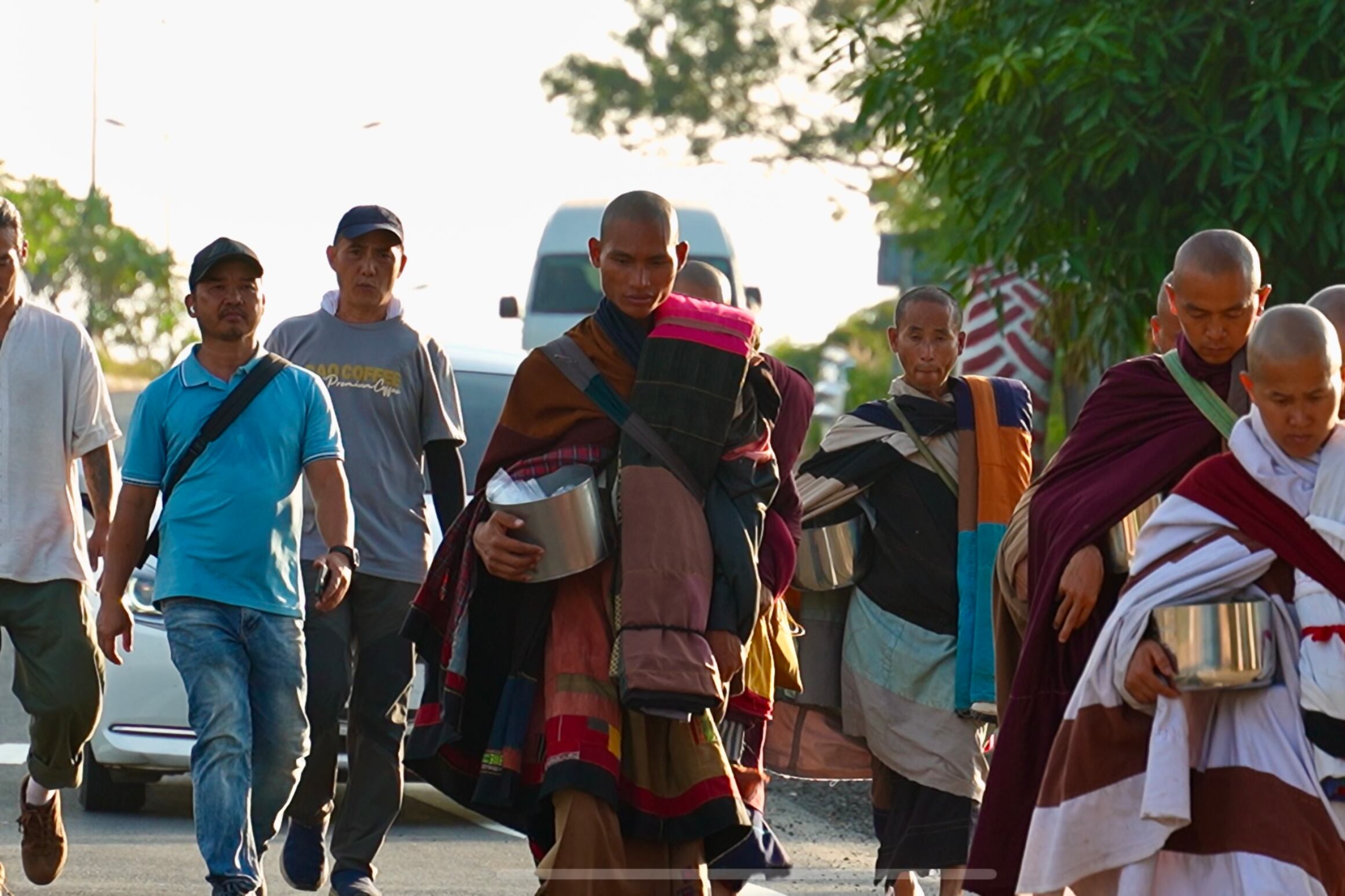 Từ trái qua: ông Lê Khả Giáp, Đoàn Văn Báu và tình nguyện viên tên Hùng đi cùng với các sư khi mới từ Lào qua Thái Lan ngày 2/1/2025
