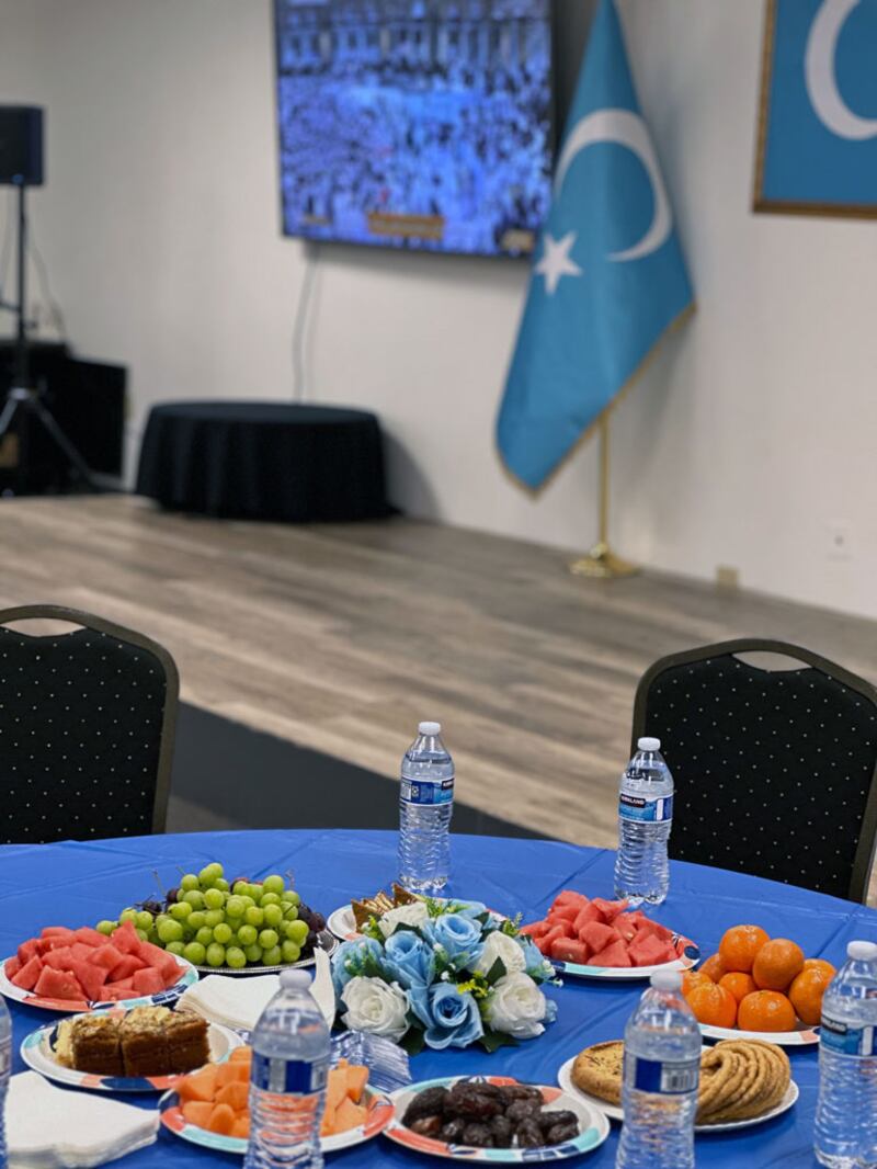 ئامېرىكا ئۇيغۇر بىرلەشمىسى ۋىرجىنىيە شىتاتىنىڭ فايىرفاكىس شەھىرىدىكى «ئۇيغۇر مەركىزى» دە ئۆتكۈزگەن ئىپتار پائالىيىتى كۆرۈنۈشى. 2024-يىلى 11-مارت، فايىرفاكىس