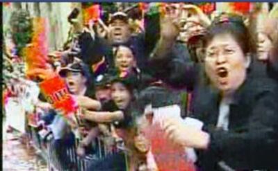 图片：夹道欢呼的市民。（CK提供）