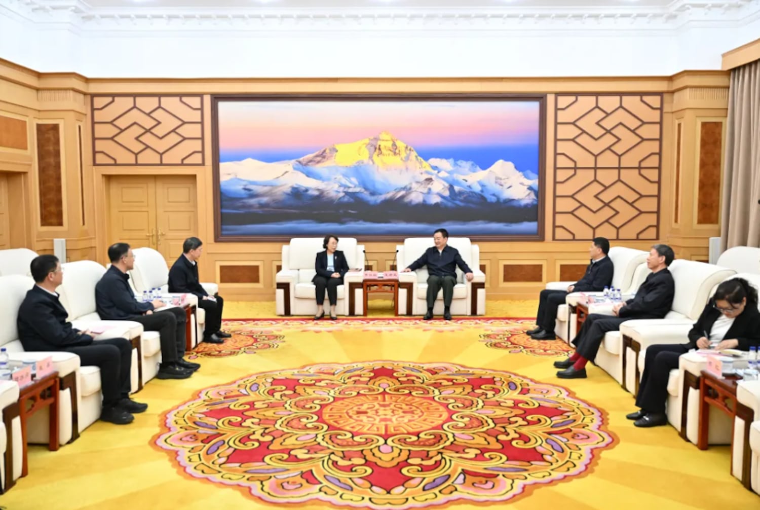 རྒྱ་ནག་གཞུང་གིས་བོད་སྐོར་གྱི་དྲིལ་བསྒྲགས་ཤུགས་ཆེ་རུ་བཏང་བཞིན་པ།