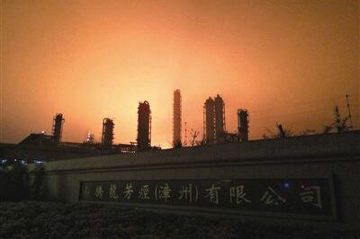 福建古雷PX化工厂发生大爆炸。(目击者上传网络)