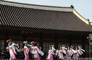 2012 전통예술 고궁공연 관광자원화 사업의 일환으로 열리는 경복궁, 창덕궁, 덕수궁, 종묘에서 '고궁에서 음악 듣기'행사 모습. 