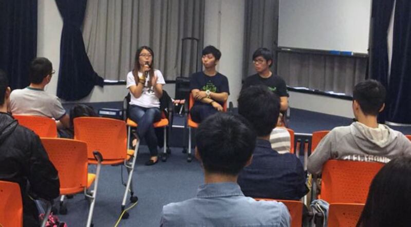 11月12日，“佔中”三子計劃下周五自首，學聯常委梁麗幗（左）指現階段談自首是言之尚早，他們傾向接受警方拘捕。（學聯提供）