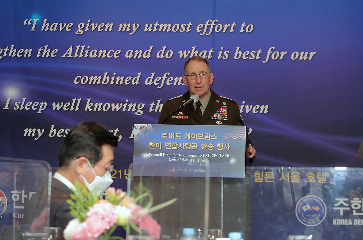 로버트 에이브럼스 주한미군사령관 겸 한미연합사령관이 13일 오전 서울 중구 밀레니엄힐튼호텔에서 한미동맹재단 주관으로 열린 환송 행사에서 고별사를 하고 있다.
